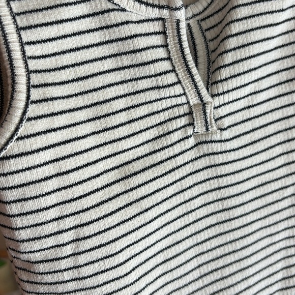 O'Neill Black and White Striped Crop Top - Picture 8 of 10